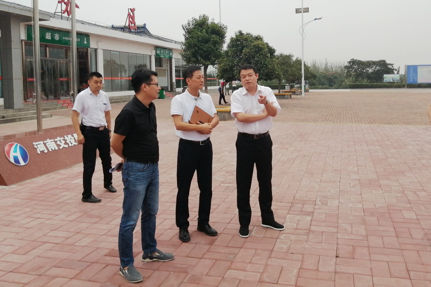 9月14日集團副總經理劉芮華到鄭州南服務區(qū)檢查驗收集團“十三五”公路養(yǎng)護管理治理能力評價工作成果2.jpg