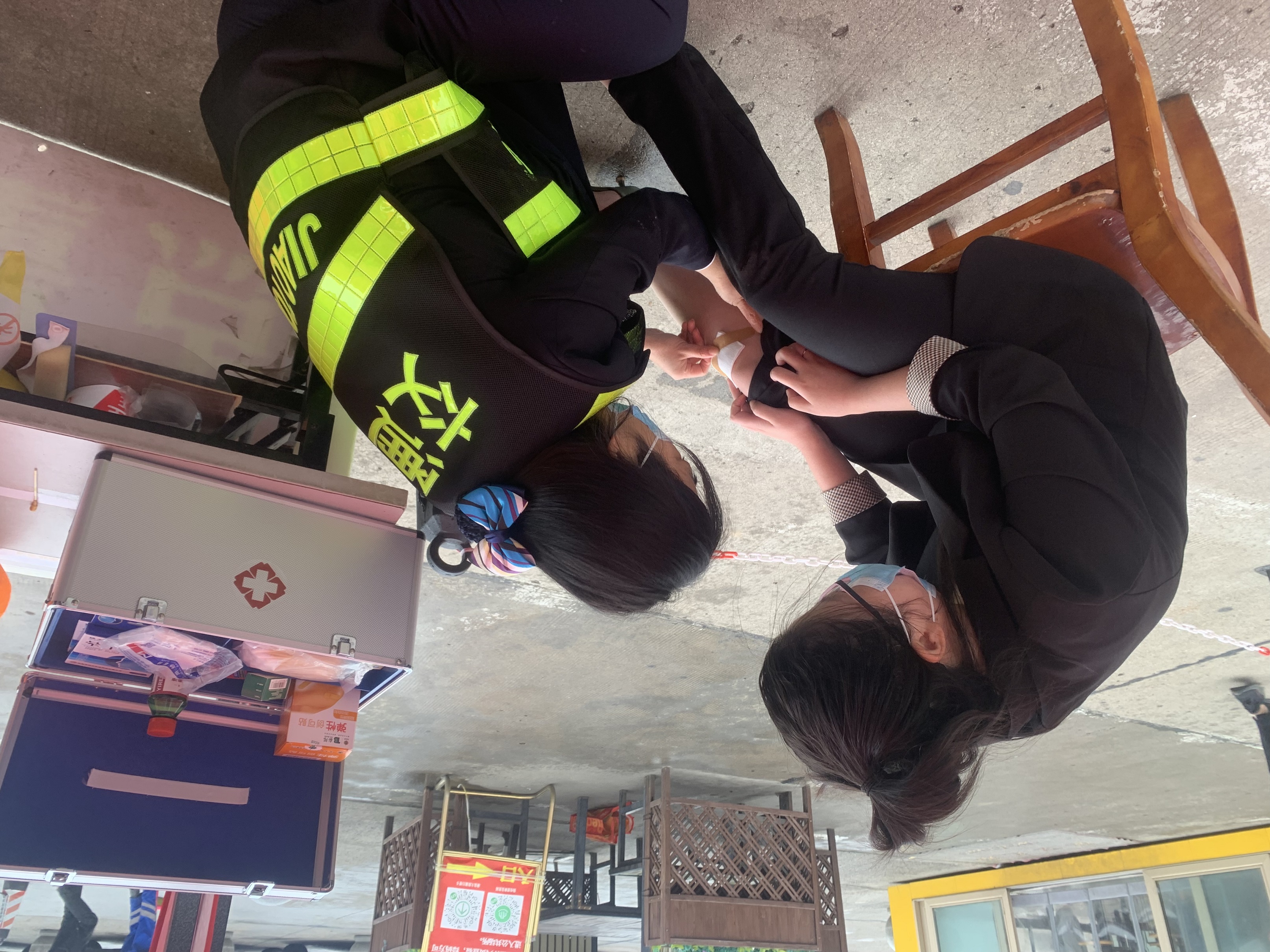 10.7，漯河服務(wù)區(qū)一位女士不慎將高跟鞋踩斷跌傷，值班人員拿來醫(yī)藥箱細(xì)心為其處理傷口。.jpg