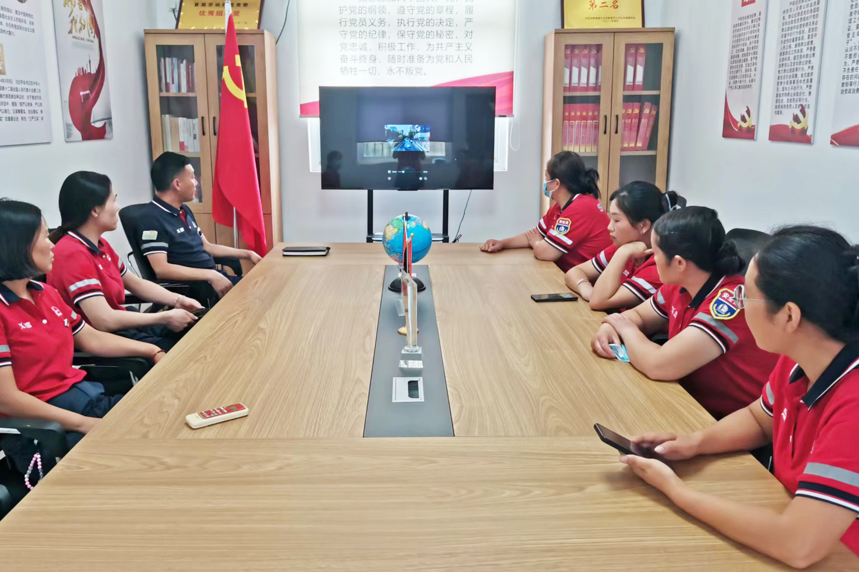 2024年6月7日 河南高速石化有限責任公司 鄢陵南服務區(qū)加油站 端午節(jié)前組織員工進行節(jié)前安全知識。事故案例學習 王雪麗.jpg